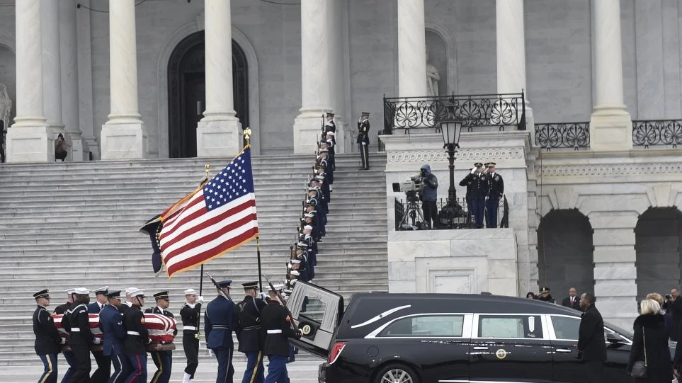 Με στρατιωτικές τιμές η κηδεία του Τζορτζ Μπους στο Καπιτώλιο (εικόνες)